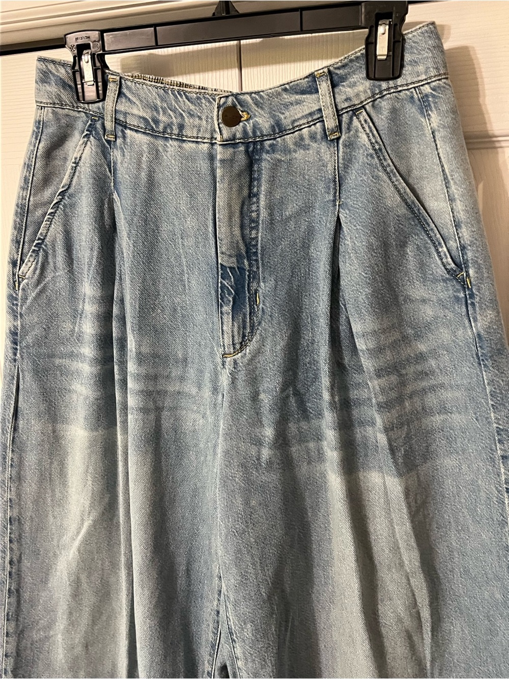 Anthropologie Pilcro Emory Pleated High Rise Wide Leg faded Jeans Size 28 - Picture 4 of 14